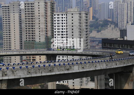 Chongqing, Chongqing, CHN. Mar 15, 2016. Chongqing, Chine - 15 mars 2016 : (usage éditorial uniquement. Chine OUT) Le filtre est de 72 mètres de haut, étroit et spirale, et fait penser à une montagne russe. © SIPA Asie/ZUMA/Alamy Fil Live News Banque D'Images