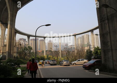 Chongqing, Chongqing, CHN. Mar 15, 2016. Chongqing, Chine - 15 mars 2016 : (usage éditorial uniquement. Chine OUT) Le filtre est de 72 mètres de haut, étroit et spirale, et fait penser à une montagne russe. © SIPA Asie/ZUMA/Alamy Fil Live News Banque D'Images