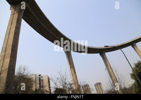 Chongqing, Chongqing, CHN. Mar 15, 2016. Chongqing, Chine - 15 mars 2016 : (usage éditorial uniquement. Chine OUT) Le filtre est de 72 mètres de haut, étroit et spirale, et fait penser à une montagne russe. © SIPA Asie/ZUMA/Alamy Fil Live News Banque D'Images