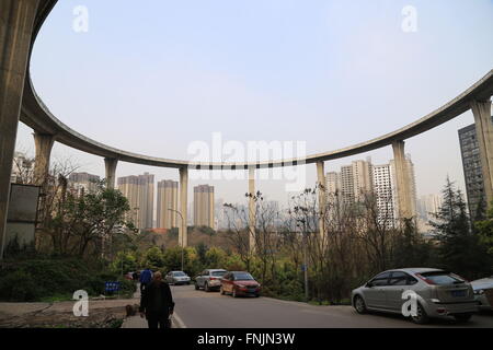 Chongqing, Chongqing, CHN. Mar 15, 2016. Chongqing, Chine - 15 mars 2016 : (usage éditorial uniquement. Chine OUT) Le filtre est de 72 mètres de haut, étroit et spirale, et fait penser à une montagne russe. © SIPA Asie/ZUMA/Alamy Fil Live News Banque D'Images