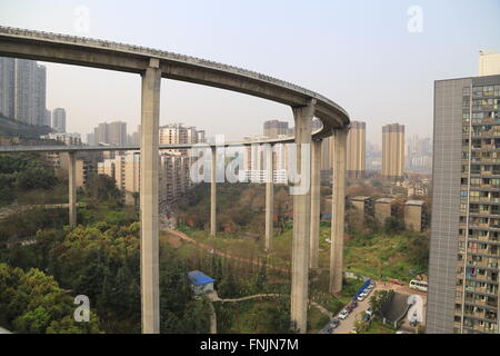 Chongqing, Chongqing, CHN. Mar 15, 2016. Chongqing, Chine - 15 mars 2016 : (usage éditorial uniquement. Chine OUT) Le filtre est de 72 mètres de haut, étroit et spirale, et fait penser à une montagne russe. © SIPA Asie/ZUMA/Alamy Fil Live News Banque D'Images