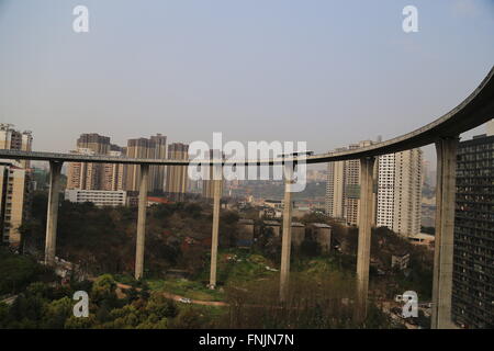 Chongqing, Chongqing, CHN. Mar 15, 2016. Chongqing, Chine - 15 mars 2016 : (usage éditorial uniquement. Chine OUT) Le filtre est de 72 mètres de haut, étroit et spirale, et fait penser à une montagne russe. © SIPA Asie/ZUMA/Alamy Fil Live News Banque D'Images