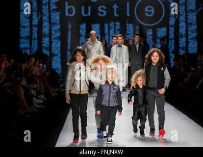 Toronto, Canada. Mar 15, 2016. La piste de marche des modèles portant l'Agitation FW 2016 collections pendant la Semaine de la mode Toronto Automne/Hiver 2016 à David Pecaut Square de Toronto, Canada, le 15 mars 2016. Credit : Zou Zheng/Xinhua/Alamy Live News Banque D'Images