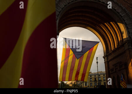 Barcelone, Espagne. Sep 11, 2015. Les personnes portant le drapeau catalan mars à l'Arc de Triomf de Barcelone. Barcelone a été une mer de rouge et jaune comme la foule portant des drapeaux séparatistes ont défilé dans la ville pour célébrer la fête nationale catalane. Les organisateurs espéraient attirer au moins 500 000 personnes pour un rassemblement en faveur de l'indépendance en utilisant le slogan "Nous allons commencer la construction d'un nouveau pays". L'ESTELADA Drapeau ou "Lone Star" est un drapeau non officiel généralement pilotés par des séparatistes catalans pour exprimer leur soutien à l'indépendance de la Catalogne. © Ruaridh Stewart/ZUMA/ZUMAPRESS.com/Alamy fil Live News Banque D'Images