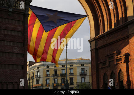 Sep 11, 2015 - Barcelone, Espagne - Les personnes portant le drapeau catalan mars à l'Arc de Triomf de Barcelone. Barcelone a été une mer de rouge et jaune comme la foule portant des drapeaux séparatistes ont défilé dans la ville pour célébrer la fête nationale catalane. Les organisateurs espéraient attirer au moins 500 000 personnes pour un rassemblement en faveur de l'indépendance en utilisant le slogan "Nous allons commencer la construction d'un nouveau pays". L'ESTELADA Drapeau ou "Lone Star" est un drapeau non officiel généralement pilotés par des séparatistes catalans pour exprimer leur soutien à l'indépendance de la Catalogne. (Crédit Image : © Ruaridh Stewart/ZUMA/ZUMAPRESS.com) fil Banque D'Images