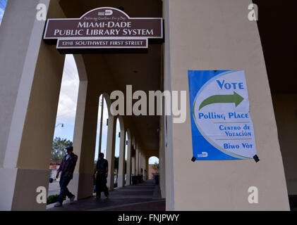 Miami, USA. Mar 15, 2016. Les piétons à pied par un bureau de vote à Miami, Floride, États-Unis, le 15 mars 2016. Développeur milliardaire de New York, Donald Trump le mardi a fait un pas vers le blocage de l'investiture présidentielle républicaine 2016 après une victoire cruciale dans le gagnant-prendre-tous les primaires de Floride, selon les médias locaux de projection. © Yin Bogu/Xinhua/Alamy Live News Banque D'Images