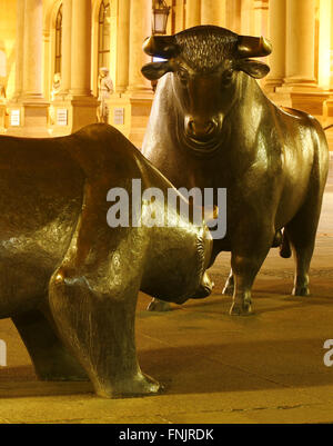 Les statues de Bull (R) et (L'ours), des symboles pour l'étage en haut et bas d'émission, à la bourse de Francfort-sur-Main, Allemagne, 31 juillet 29007. Photo : Wolfram Steinberg Banque D'Images