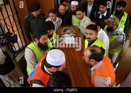 Peshawar. Mar 16, 2016. Transfert des sauveteurs un cercueil contenant le corps d'une victime à une ambulance à un hôpital dans le nord-ouest du Pakistan, Peshawar, 16 mars 2016. Au moins 15 personnes ont été tuées et 28 autres blessés lorsqu'une bombe a explosé à l'intérieur d'un bus transportant des employés du gouvernement dans le nord-ouest du Pakistan Peshawar, le mercredi, selon les responsables. Credit : Umar Qayyum/Xinhua/Alamy Live News Banque D'Images