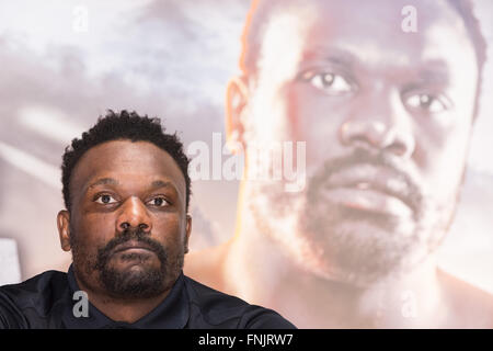 Hambourg, Allemagne. Mar 15, 2016. Boxeur britannique Dereck Chisora assiste à une conférence de presse avec Kalle Sauerland et promoteur de boxe boxeur bulgare Kubrat Pulev à Hambourg, Allemagne, 15 mars 2016. Pulev Chisora fera face dans un combat à Hambourg le 07 mai. Photo : CHRISTIAN CHARISIUS/dpa/Alamy Live News Banque D'Images