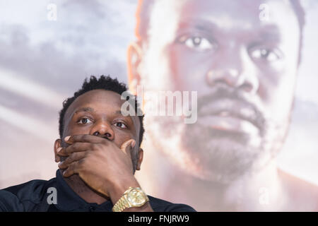 Hambourg, Allemagne. Mar 15, 2016. Boxeur britannique Dereck Chisora assiste à une conférence de presse avec Kalle Sauerland et promoteur de boxe boxeur bulgare Kubrat Pulev à Hambourg, Allemagne, 15 mars 2016. Pulev Chisora fera face dans un combat à Hambourg le 07 mai. Photo : CHRISTIAN CHARISIUS/dpa/Alamy Live News Banque D'Images