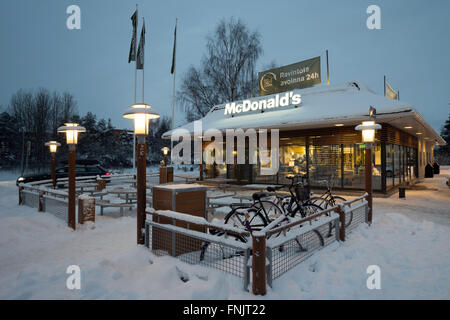 Rovaniemi, Laponie. 08Th Feb 2016. Un restaurant de la chaîne de restauration rapide McDonald's à Rovaniemi, Laponie, 06 février 2016. Elle est la plus septentrionale des McDonald's dans l'Union européenne. Rovaniemi est situé au cercle polaire. Photo : Peter Endig - AUCUN FIL - SERVICE/dpa/Alamy Live News Banque D'Images