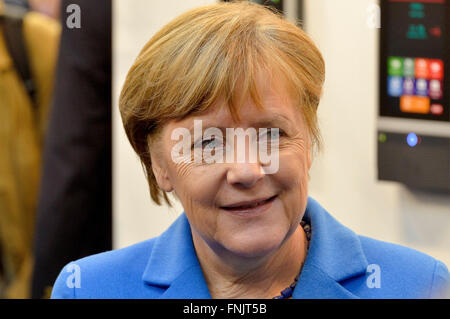 Hanovre, Allemagne. Mar 15, 2016. La chancelière allemande, Angela Merkel (CDU) au CeBIT à Hanovre, Allemagne, 15 mars 2016. La Suisse est le pays partenaire de cette année, le CeBIT, qui se déroule jusqu'au 18 mars 2016. Photo : afp/Alamy Live News Banque D'Images