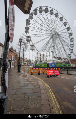 Dudley, West Midlands, Royaume-Uni. 16 mars, 2016. La Grande Roue de Dudley a été appelé le "pire" d'attraction touristique en Grande-Bretagne et a été en vedette dans les médias aujourd'hui en raison de la vue sur les environs de bâtiments en béton et parkings Crédit : David Holbrook/Alamy Live News Banque D'Images