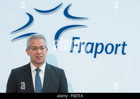 Pdg de Fraport AG Stefan Schulte, arrive à l'état financier conférence de presse de l'exploitant de l'aéroport, dans la région de Frankfurt am Main, Allemagne, 16 mars 2016. Photo : BORIS ROESSLER/dpa Banque D'Images