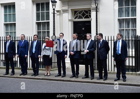 Londres, Royaume-Uni. Mar 16, 2016. Le Chancelier de l'Échiquier,le très honorable George Osborne MP présente le Budget rouge fort en avance sur le Budget 2016 : Crédit Alan West/Alamy Live News Banque D'Images