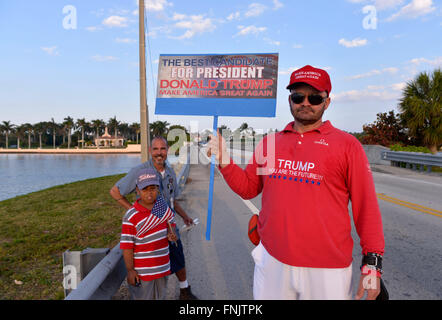 Miami, USA. Mar 15, 2016. Les partisans de l'atout de Donald se placer en face de son Mar-a-Lago Club à Palm Beach, Floride, États-Unis, le 15 mars 2016. Développeur milliardaire de New York, Donald Trump le mardi a fait un pas vers le blocage de l'investiture présidentielle républicaine 2016 après une victoire cruciale dans le gagnant-prendre-tous les primaires de Floride, selon les médias locaux de projection. © Yin Bogu/Xinhua/Alamy Live News Banque D'Images