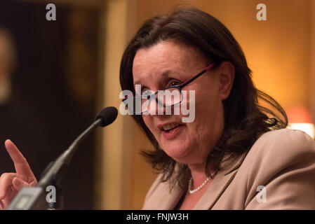 Londres, Royaume-Uni. 15 mars, 2016. Dame Sally Coates donnant l'éducation nationale 10e conférence annuelle de la fiducie à l'Inner Temple à Londres. Son thème était l'amélioration de l'école mais elle a aussi parlé de son examen de l'éducation en prison, commandée par le lord chancelier, Michael Gove, qui devrait faire rapport bientôt. Elle a dit le Premier Ministre David Cameron avait dit qu'il voulait accepter toutes ses recommandations. Crédit : Gary Eason/Alamy Live News Banque D'Images