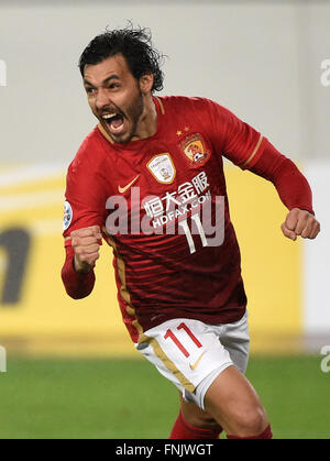 Guangzhou, la province chinoise du Guangdong. Mar 16, 2016. Ricardo Goulart de Guangzhou Evergrande célèbre après avoir marqué lors de la troisième ronde match groupe H entre la Chine Guangzhou Evergrande du Japon et Urawa Red Diamonds à Guangzhou, capitale du sud de la province chinoise du Guangdong, le 16 mars 2016. © Liu Dawei/Xinhua/Alamy Live News Banque D'Images