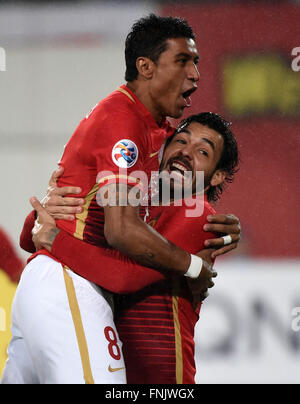 Guangzhou, la province chinoise du Guangdong. Mar 16, 2016. Ricardo Goulart (R) de Guangzhou Evergrande célèbre après avoir marqué avec son coéquipier au cours de la troisième série du groupe H match entre la Chine, Guangzhou Evergrande du Japon et Urawa Red Diamonds à Guangzhou, capitale du sud de la province chinoise du Guangdong, le 16 mars 2016. © Liu Dawei/Xinhua/Alamy Live News Banque D'Images