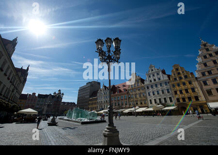 Fichier - Un fichier photo datée du 19 septembre 2015 montre la fontaine de verre et maisons au marché médiéval (Rynek) dans la ville de Wroclaw, Pologne. Photo : Arno Burgi/dpa Banque D'Images