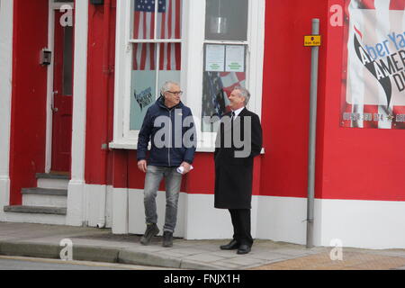 Aberystwyth, Pays de Galles, Royaume-Uni. 16 mars, 2016. L'arrière-pays y film gwyll définition renvoie à la promenade avec Ed thomas ( bleu ) diriger une scène avec Benjamin Franklin Hughes , CS Brian Prosser ( manteau noir ) © Mike davies/Alamy Live News Banque D'Images