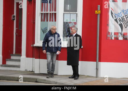 Aberystwyth, Pays de Galles, Royaume-Uni. 16 mars, 2016. L'arrière-pays y film gwyll définition renvoie à la promenade avec Ed thomas ( bleu ) diriger une scène avec Benjamin Franklin Hughes , CS Brian Prosser ( manteau noir ) © Mike davies/Alamy Live News Banque D'Images