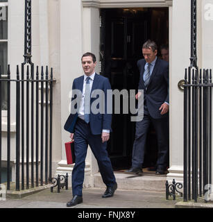 Londres, Royaume-Uni. 16 mars, 2016. Le Chancelier de l'Échiquier, la Rt. Député George Osborn, MP, PC, contient jusqu'sa boîte contenant ministérielle rouge son discours du budget, à Downing Street, avant d'aller à la Chambre des communes pour fournir le budget du printemps 2016. Crédit : Ian Davidson/Alamy Live News Banque D'Images