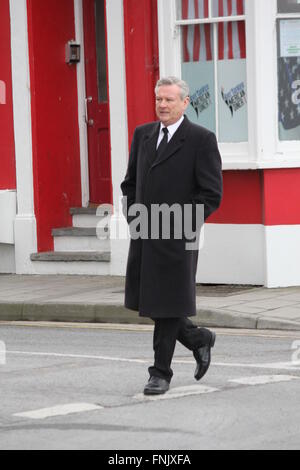 Aberystwyth, Pays de Galles, Royaume-Uni. 16 mars, 2016. L'arrière-pays y film gwyll définition renvoie à la promenade avec Ed thomas ( bleu ) diriger une scène avec Benjamin Franklin Hughes , CS Brian Prosser ( manteau noir ) Banque D'Images