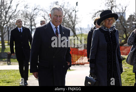 Belgrade, Serbie. Mar 16, 2016. Le Prince Charles de Grande-Bretagne (L, avant), Prince de Galles, et son épouse Camilla (R), duchesse de Cornouailles, faites une promenade dans la forteresse de Kalemegdan à Belgrade, en Serbie, le 16 mars 2016. Le Prince Charles et son épouse Camilla visitez la Serbie le 16 et 17 mars, la première visite du couple royal à la Serbie depuis 1978, dans le cadre d'une tournée régionale qui comprend la Croatie, le Monténégro et le Kosovo. Credit : Predrag Milosavljevic/Xinhua/Alamy Live News Banque D'Images