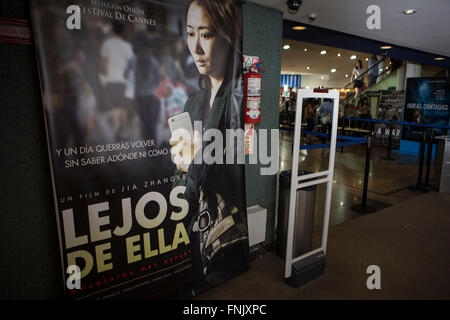 Buenos Aires, Argentine. Mar 15, 2016. Une affiche du film "loin d'Elle' par Jia Zhangke directeur de la Chine est perçue dans une salle de la ville de Buenos Aires, capitale de l'Argentine, le 15 mars 2016. Le film 'Shan Gu Il s' est présenté en Argentine sous le titre 'loin d'elle'. © Martin Zabala/Xinhua/Alamy Live News Banque D'Images