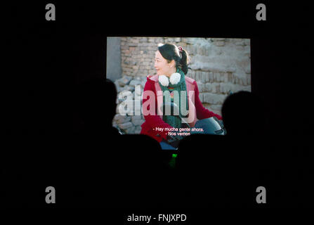 Buenos Aires, Argentine. Mar 15, 2016. Les gens regardent la projection du film "loin d'Elle' par Jia Zhangke directeur de la Chine, dans une salle de la ville de Buenos Aires, capitale de l'Argentine, le 15 mars 2016. Le film 'Shan Gu Il s' est présenté en Argentine sous le titre 'loin d'elle'. © Martin Zabala/Xinhua/Alamy Live News Banque D'Images