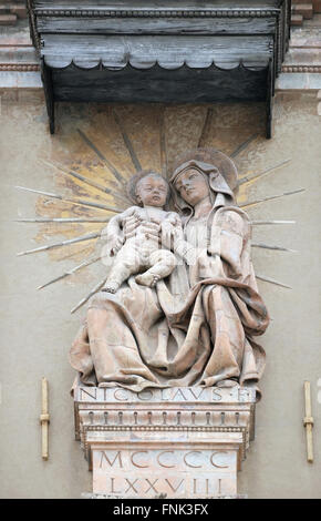 Nary vierge avec l'enfant Jésus statue sur façade de maison à Bologne, en Italie, le 04 juin, 2015 Banque D'Images