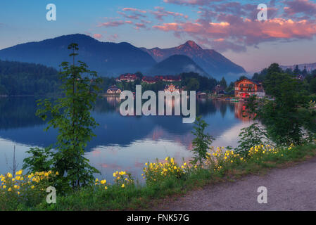 Matin d'été ensoleillé sur le Grundlsee, Alpes, France, Europe. Banque D'Images