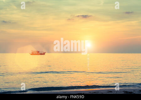 Seascape dans des tons lumineux pendant le coucher du soleil. Banque D'Images