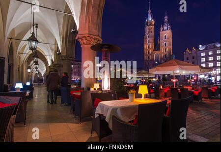 Dîner dans la Cracovie. La fin de soirée dans la Cracovie. La place principale de Cracovie. Banque D'Images