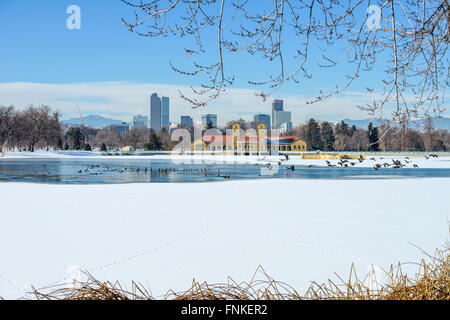 Lac d'hiver au centre-ville de Denver - une vue d'hiver du lac gelé dans un parc de la ville à côté de l'est du centre-ville de Denver, Colorado, USA. Banque D'Images
