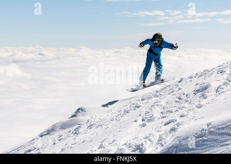 Snowboarder Freestyle est sauter du haut d'un pic de la montagne Vitosha, couvert de nuages. Il participe à un libère Banque D'Images