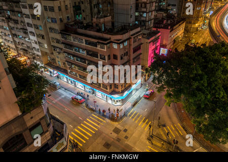 HONG KONG, CHINE - 15 MAR 2016 : passage à niveau de la rue dans la nuit du 15 mars 2012 à Hong Kong, Chine. Hong Kong ont de nombreux road crossi Banque D'Images