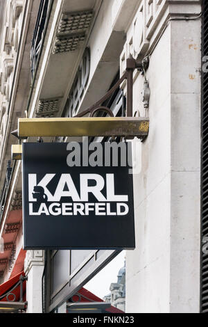 Karl Lagerfeld signe sur le store de Regent Street, Londres. Banque D'Images