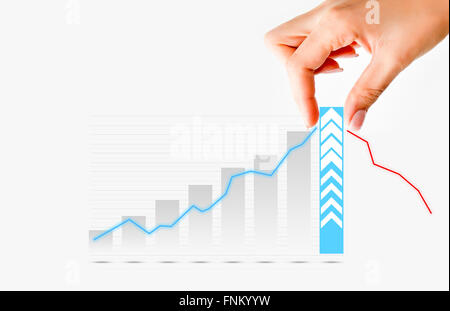 Main humaine tirant barre graphique suggérant d'augmenter des ventes ou de l'entreprise Banque D'Images