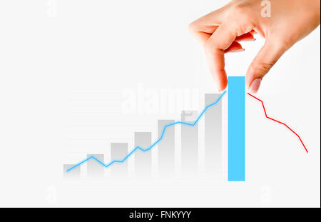 Main humaine tirant barre graphique suggérant d'augmenter des ventes ou de l'entreprise Banque D'Images