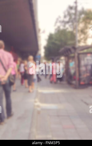 Image floue des travailleurs de rentrer à la maison après le travail. Ville de banlieue. Visages méconnaissables. Banque D'Images