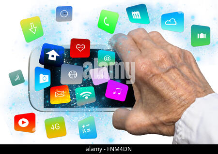 Personnes âgées main tenant une smart phone avec apps flottant moderne et icônes. Focus sélectif. Banque D'Images