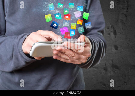 Femme tenant une tablette avec apps flottant moderne et icônes. Focus sélectif. Banque D'Images