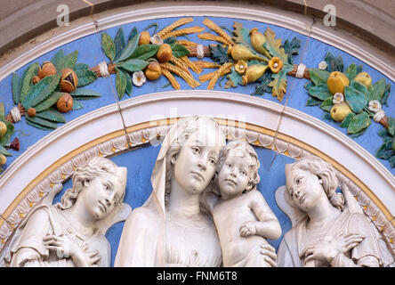 Vierge à l'enfant et deux anges, lunette de Giovanni Buglioni, entrée de la Badia Fiorentina à Florence, Toscane, Italie Banque D'Images