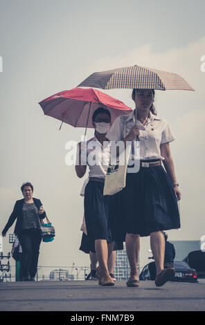 Deux filles avec parasols - portrait de rue, Bangkok, Thaïlande Banque D'Images