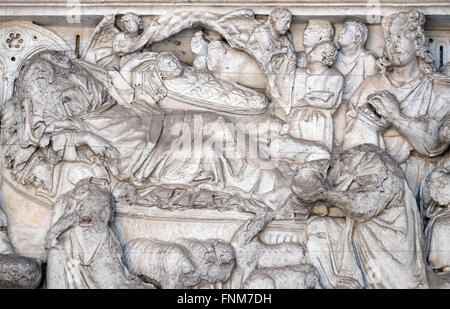 Naissance, la naissance de Jésus, lunette sur le portail de Cathédrale de St Martin à Lucca, Italie Banque D'Images