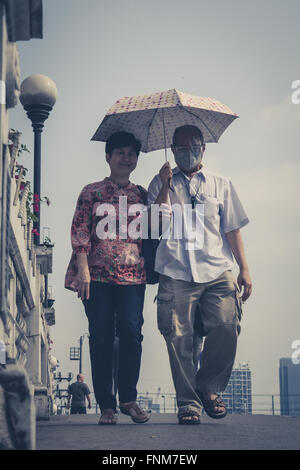 Older asian couple portrait - Photographie de rue les gens Bangkok Thaïlande - style vintage Banque D'Images