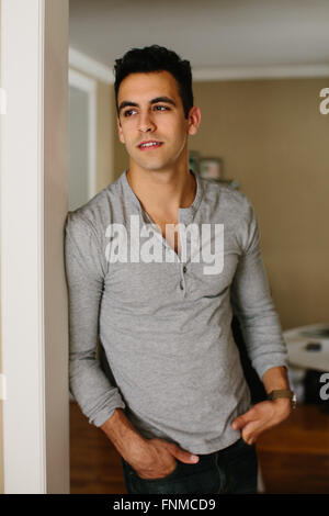 Jeune homme à la maison Banque D'Images