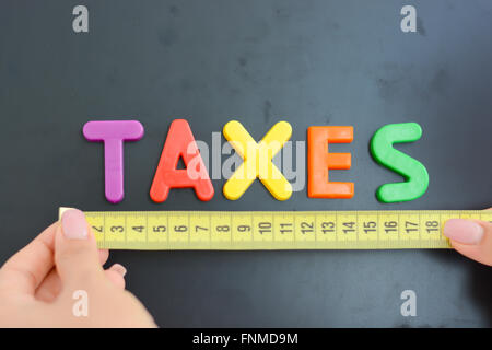 Mesurer la notion d'impôts dans le cadre d'une entreprise, la société ou l'économie Banque D'Images